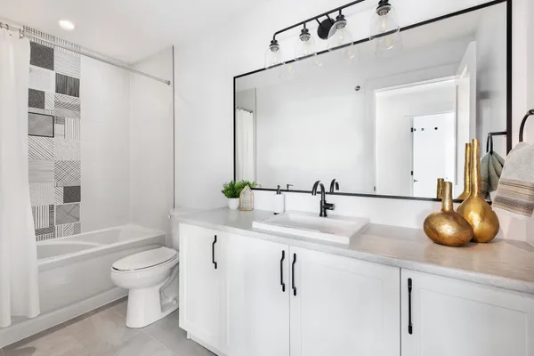 Watercolour Charleston Bungalow + Loft bathroom